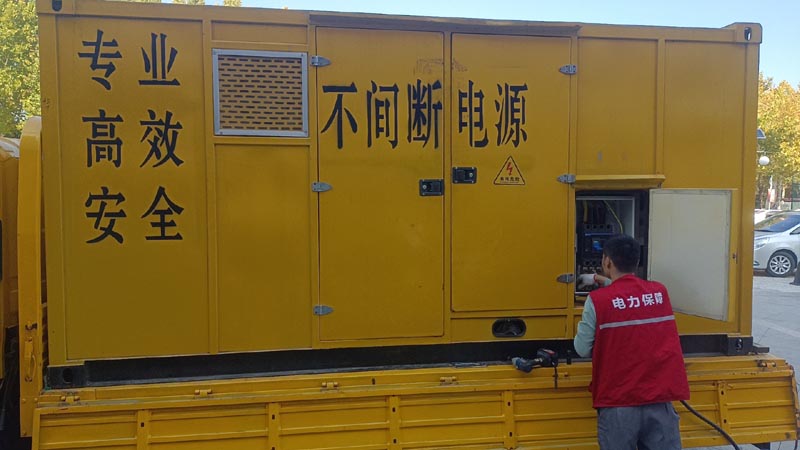 鸡冠柴油发电机组和UPS电源配合使用时，如何避免切换过程中的电力中断？